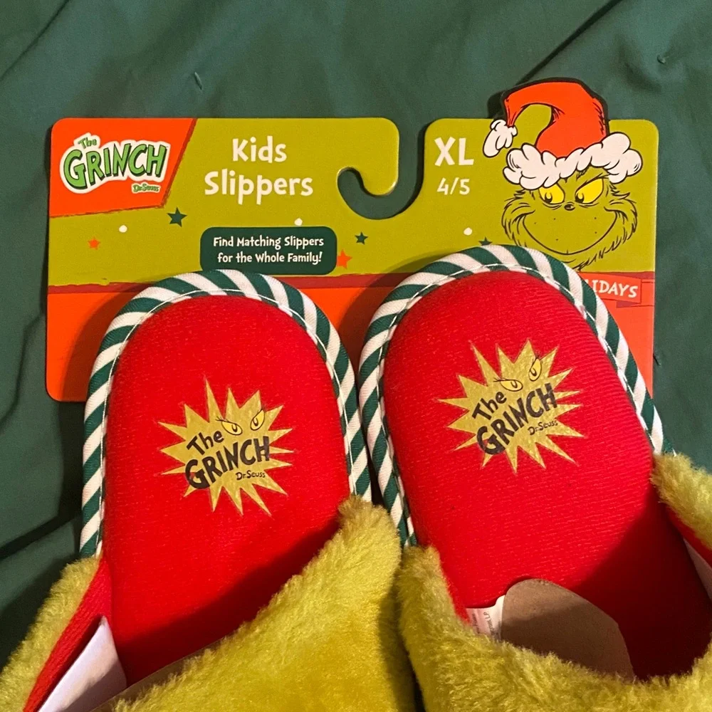 NEW The Grinch Fuzzy Slippers with Santa Hat size 4/5